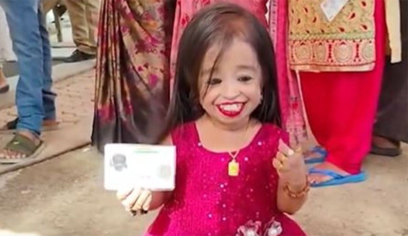 The Shortest Woman in the World Casts Vote in Nagpur
								