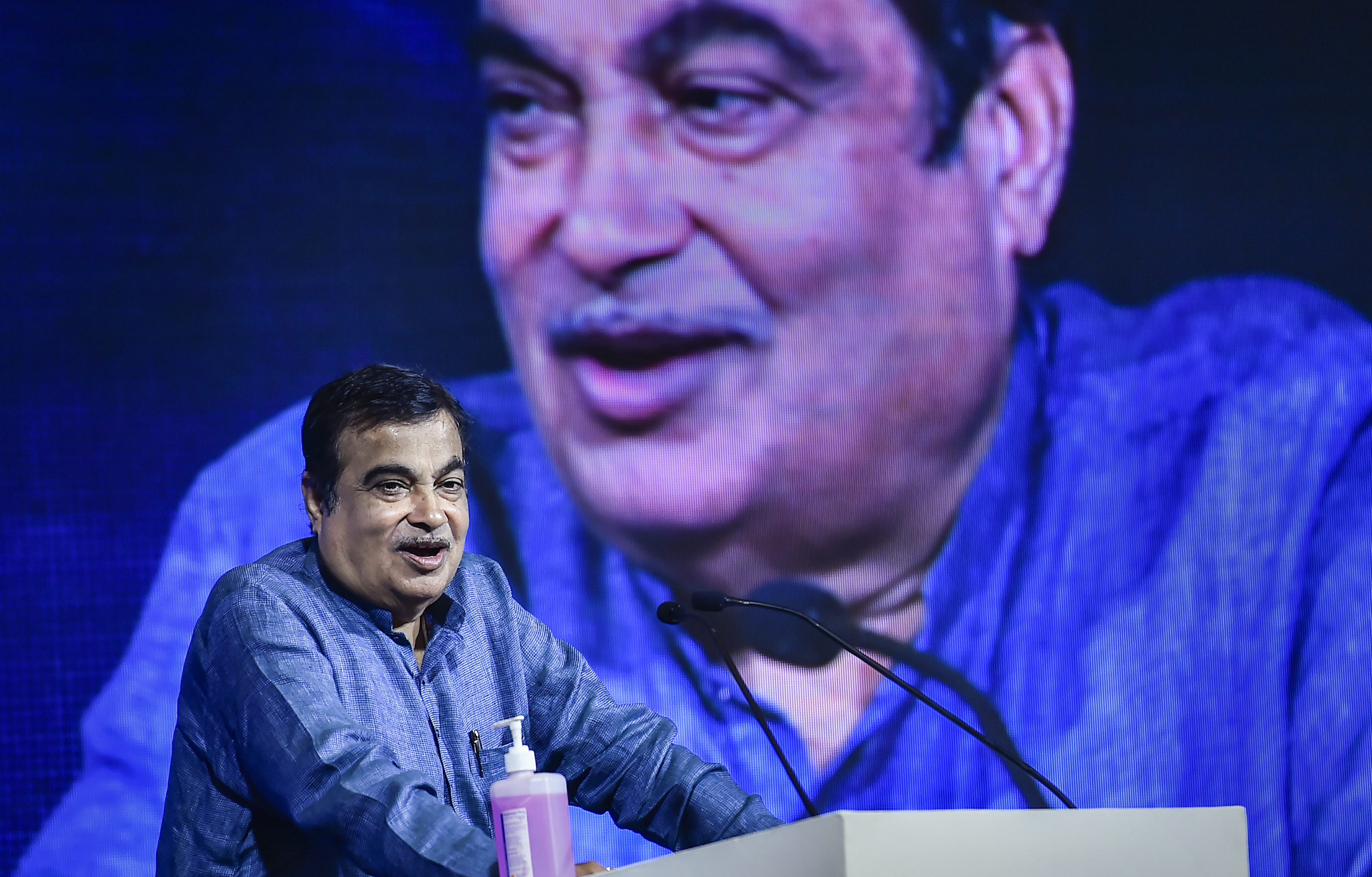 Nitin Gadkari Urges Maharashtra Government to Appoint Nagpur District Collector for MIHAN Development