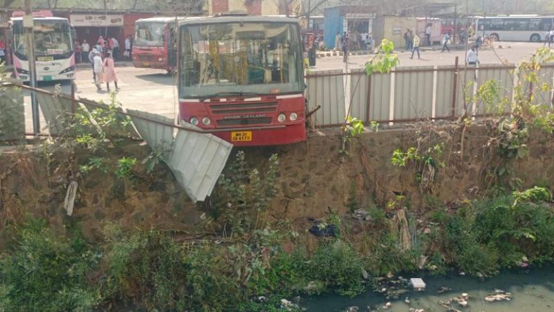 Narrow Escape: Nagpur Morbhavan Bus stop at Sitabuldi Incident