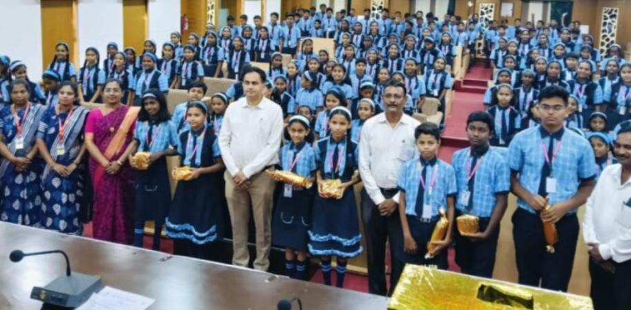 Chandrapur's Children’s Academy Celebrates Success at ‘One Student One Tree’ Competition