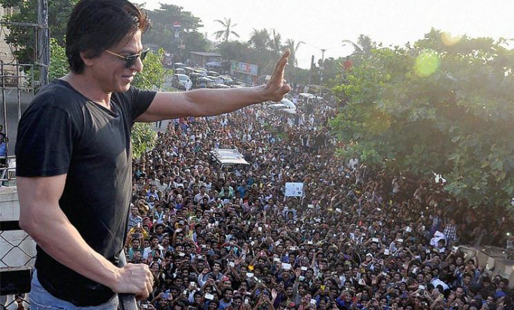 Happy Birthday! SRK Greets Fans Outside Mannat