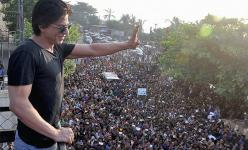 Happy Birthday! SRK Greets Fans Outside Mannat
								