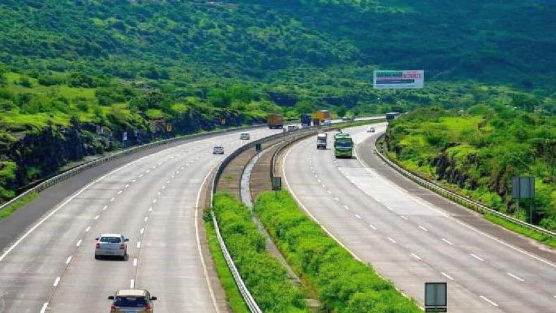 Bus Overturns on Samruddhi Expressway in Washim, 1 Dead, 20 Injured