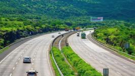 Bus Overturns on Samruddhi Expressway in Washim, 1 Dead, 20 Injured
								