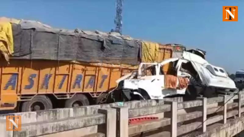 8 Injured as Mini Bus Crashes into Parked Truck on Nagpur-Jabalpur Highway