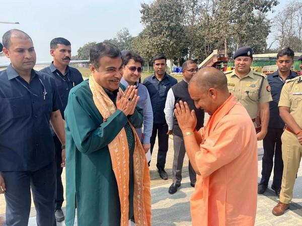 CM Yogi pays a visit to the Gadkari home in Nagpur