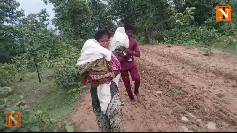 Gadchiroli Couple Carries Deceased Children on Shoulders Due to Lack of Ambulance