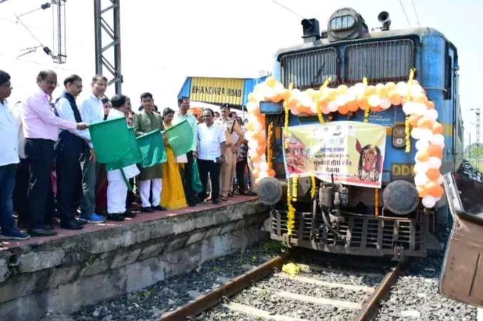 Grand Send-Off for 800 Devotees on Inaugural  Mukhyamantri Teerth Darshan Yojana to Ayodhya