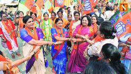 BJP Celebrates Big Win in Delhi with Dance, Firecrackers & Sweets
								